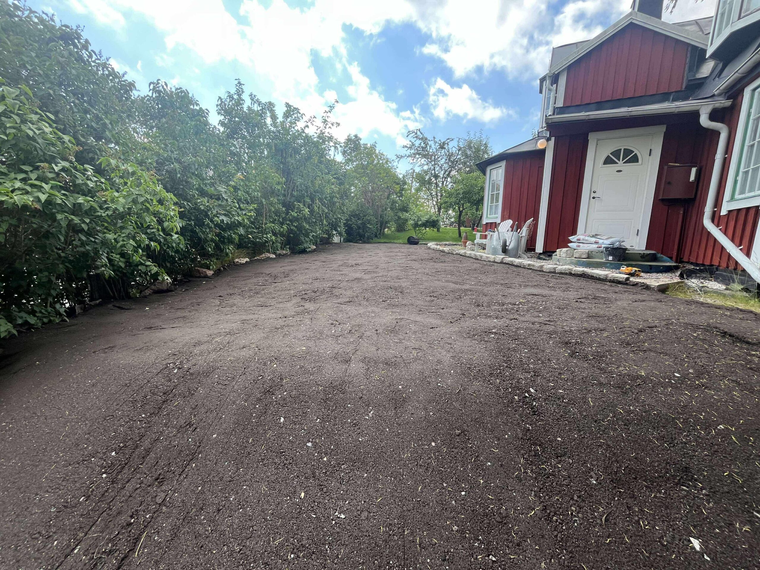 Förberedd jordyta inför installation av gräsmatta