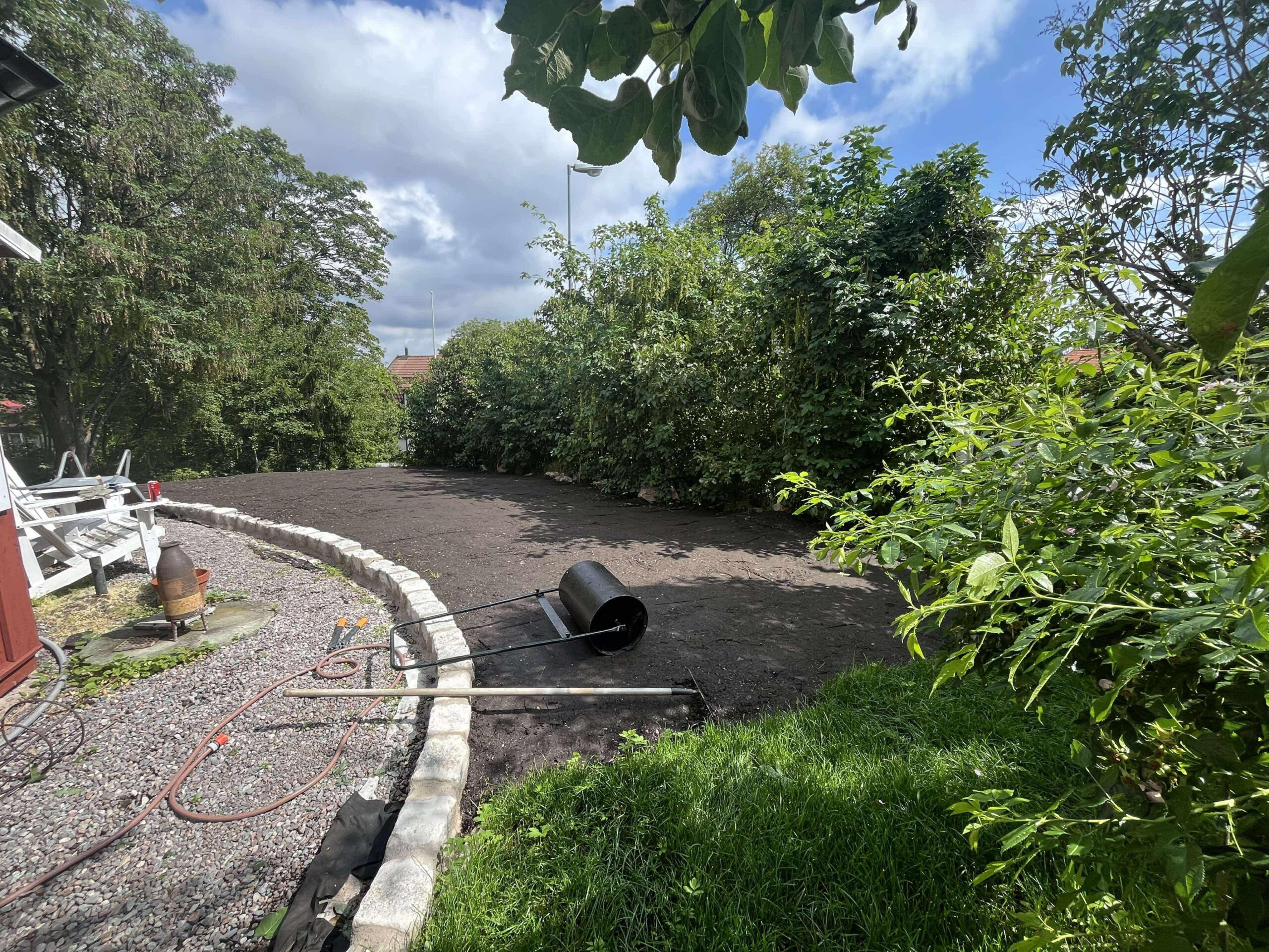 Markarbete och finjustering av yta för gräsmatta